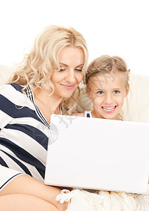 使用笔记本电脑的幸福母亲和孩子女士童年父母女性快乐青春期技术女孩教育购物图片