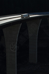 高架桥上的卡车06图片