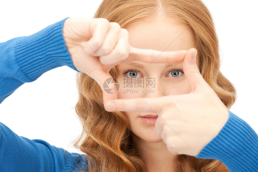 可爱的美女用手指创造框架白色商务学生成人女孩手势蓝色相机女性青少年图片