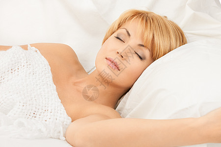 睡睡妇女金发女郎枕头瞌睡寝具卧室睡眠说谎女孩微笑女性图片