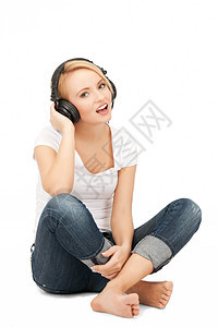 使用大耳机的快乐少女享受微笑听力音乐女性音乐播放器乐趣青少年幸福耳机图片