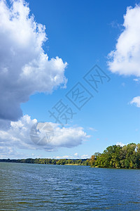 河上云云蓝色天线森林树木天空海岸线叶子溪流空气土地图片