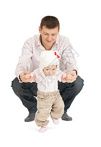 在父亲帮助下迈出第一步的婴儿爸爸学习新生父母脚步童年平衡育儿家庭男人图片