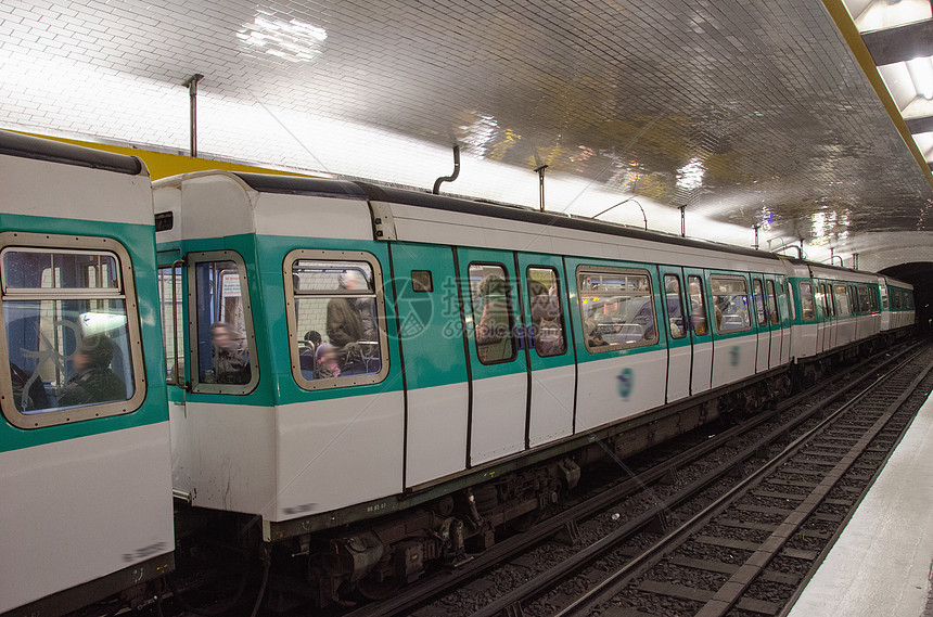 巴黎地铁站(Paris-Metro)的列车图片