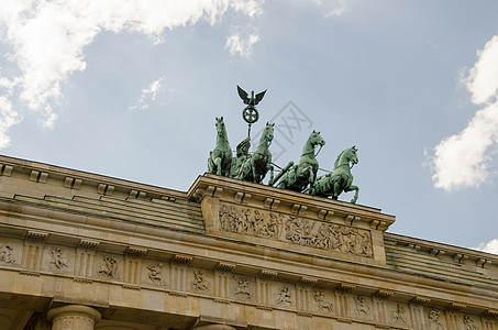 柏林勃兰登堡门上方的夸德里加雕塑城市雕像地标马匹旅行金属蓝色天际建筑历史图片