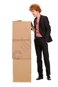 拥有大箱子的有吸引力的商务人士男性微笑包装销售量企业家男人送货命令快乐生意图片