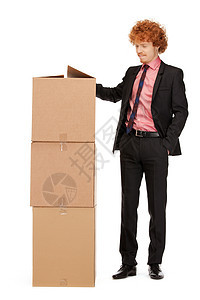 拥有大箱子的有吸引力的商务人士邮政微笑商业成人送货生意包装纸盒船运销售量图片