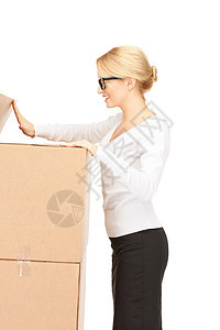 拥有大箱子的有吸引力的女商务人士女性纸板工人女士生意集装箱微笑运输盒子船运图片