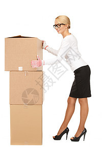 拥有大箱子的有吸引力的女商务人士服务女性纸板邮政女士船运盒子微笑运输纸盒图片