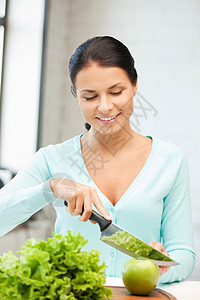 厨房里美丽的女人在厨房里女孩饮食女性食物妻子快乐微笑桌子青菜蔬菜图片