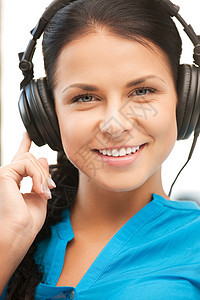 使用大耳机的快乐少女青少年手机乐趣享受听力女孩闲暇音乐播放器喜悦幸福图片