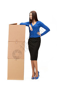 拥有大箱子的有吸引力的女商务人士运输邮政女性办公室纸盒送货生意盒子船运女士图片