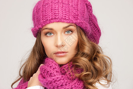 戴冬帽的美女成人帽子女性羊毛围巾幸福福利季节女孩棉被图片