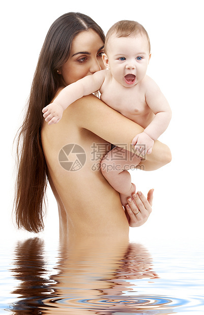 母亲手中的清洁婴儿快乐母性儿子新生幸福家庭男生妈妈微笑童年图片