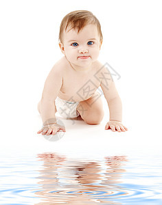 正在爬行的男婴微笑保健卫生快乐男生育儿幸福蓝色尿布新生图片