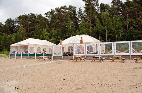 海边沙滩上的餐馆酒吧帐篷图片