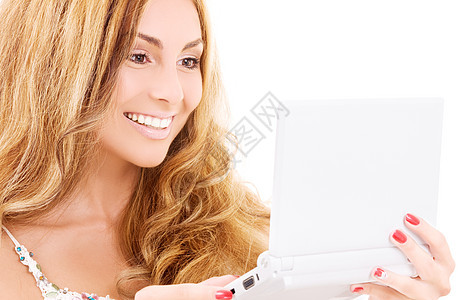 拥有笔记本电脑的幸福妇女头发快乐网络微笑八卦邮件女孩技术互联网上网图片