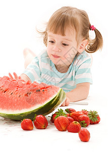 有草莓和西瓜的小女孩土壤孩子食物童年女孩女性裙子营养水果活力图片