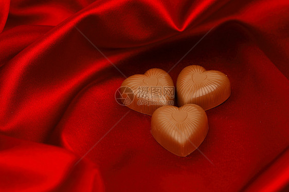 红沙子上的糖果心小吃生日标签奢华庆典丝带正方形食物盒子织物图片