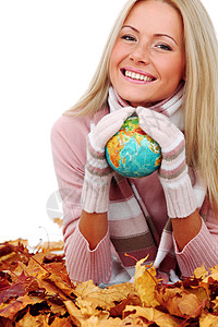 女人手握着地球毛衣快乐情感成人蓝色工作室旅行头发橙子女孩图片