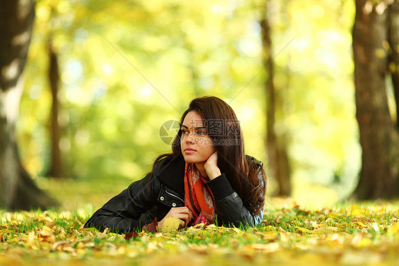 秋叶中的妇女脚尖乐趣叶子微笑头发季节公园女孩团体女性感恩图片