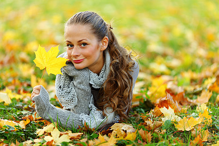 秋叶中的妇女脚尖公园幸福季节感恩团体眼睛叶子女性毛衣橙子图片