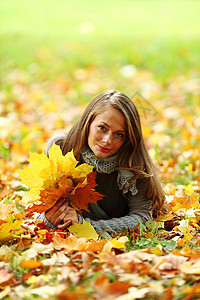 秋叶中的妇女脚尖团体眼睛乐趣女性公园幸福叶子感恩头发橙子图片