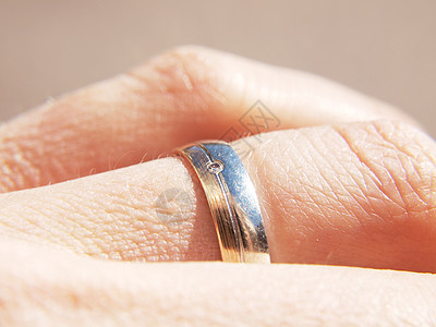 白金和黄金戒指 有钻石 在男性手指上图片