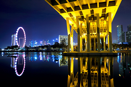 新加坡夜间城市和桥面中心蓝色建筑反射市中心景观码头车轮金融天空图片