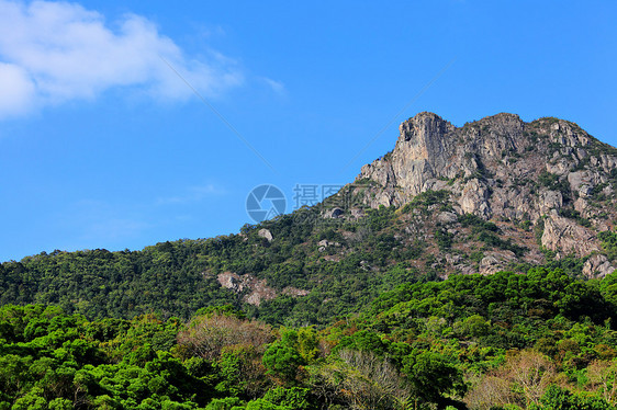 狮子摇滚 狮子像香港的山峰一样 是市中心头脑城市地标岩石晴天绿色精神爬坡天空图片
