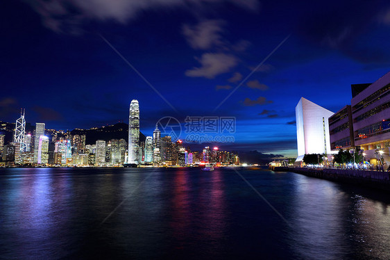 晚上在香港办公室建筑顶峰玻璃景观旅行场景码头经济城市图片