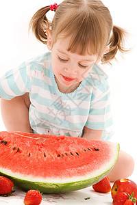 有草莓和西瓜的小女孩土壤童年裙子孩子女孩食物水果活力女性营养图片