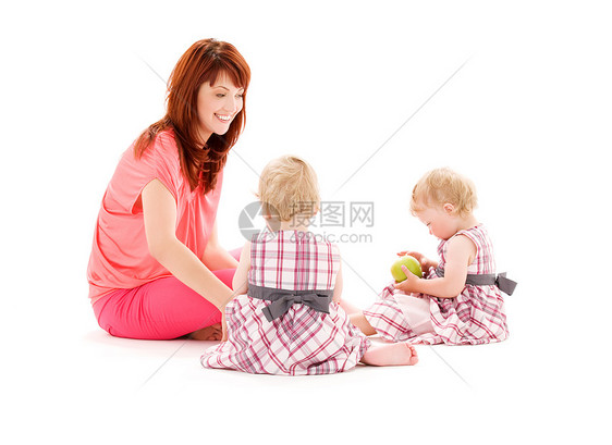 双胞胎幼儿营养孩子妈妈水果女孩们女性女儿们家庭姐妹图片