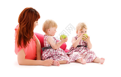 双胞胎女性妈妈营养女儿们幼儿孩子们家庭婴儿姐妹赤脚图片