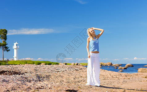 海洋旅行微笑乐趣天空中年自由金发女郎背心海滩女性图片