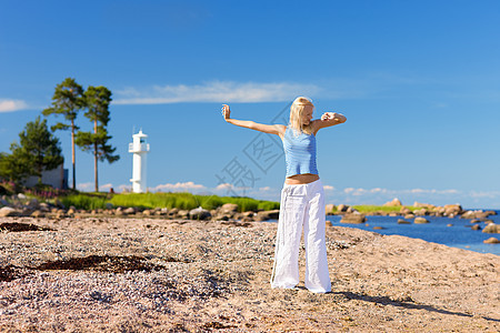 海洋幸福金发女郎蓝色晴天中年海滩情感活力天空海岸图片