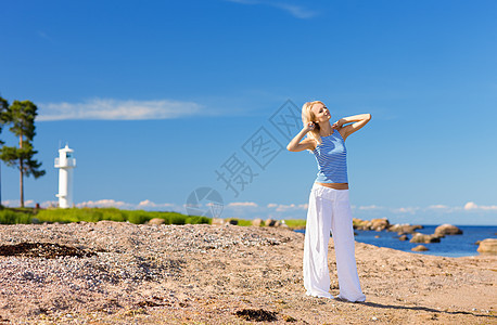 海洋海滩背心幸福海岸天空活力旅行情感微笑女孩图片