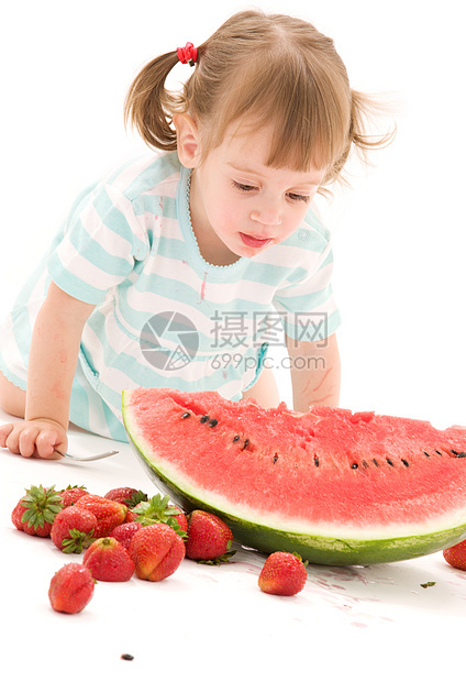 有草莓和西瓜的小女孩微笑裙子活力水果孩子童年食物营养女性婴儿图片
