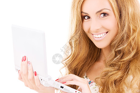 拥有笔记本电脑的幸福妇女互联网头发微笑女性八卦电子邮件女孩上网网络技术图片