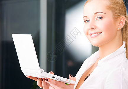 拥有膝上型计算机的快乐女商务人士技术微笑享受商业笔记本上网人士互联网商务电脑图片