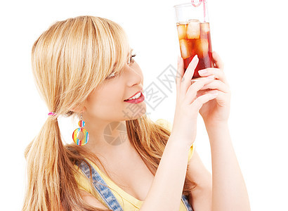 饮金发女郎享受玻璃饮料冷藏女孩青少年女性乐趣可乐图片