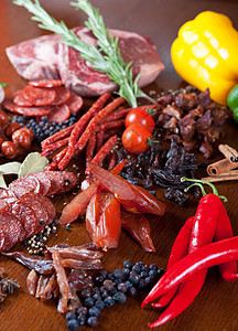 肉类和香肠火腿木头桌子香菜木板食物香料营养辣椒盘子图片
