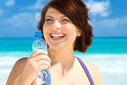 以水瓶为幸福的女子快乐乐趣热带女孩活力微笑海洋福利海滩金发图片