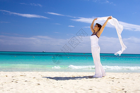 带着白沙龙的快乐女人海洋热带活力围裙中年假期微笑自由海滩天堂图片