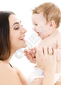 母亲手中的男婴男生家庭孩子乐趣妈妈母性女士微笑拥抱父母图片