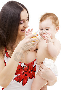 母亲手中的男婴拥抱幸福快乐新生男生母性女士微笑家庭育儿图片