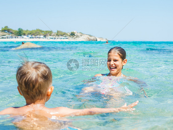 在海上玩耍的幼儿游泳孩子们女儿夫妻热带乐趣太阳海岸女孩孩子图片