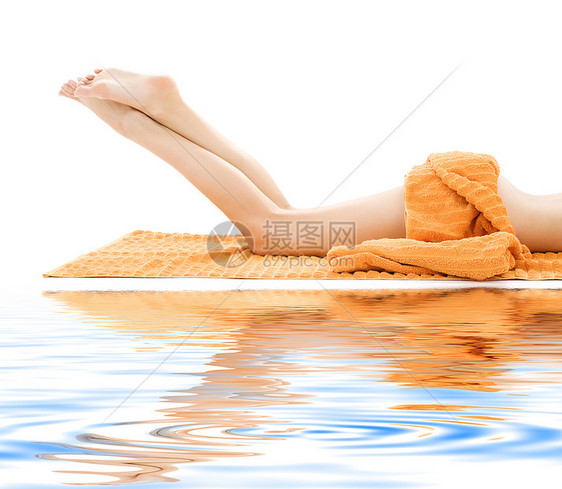 带橙毛巾的放松女士长腿大腿海滩足疗橘皮水疗女性福利身体中心保健赤脚图片