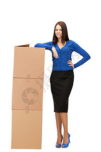 拥有大箱子的有吸引力的女商务人士送货纸盒包装女性运输纸板办公室工人女士商业图片