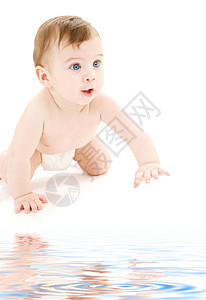 穿尿布的爬行婴儿男孩尿布快乐男生童年青少年微笑幸福保健皮肤孩子图片